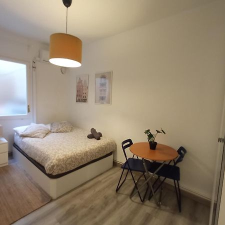 Private Rooms On Tamarit Street Барселона Экстерьер фото