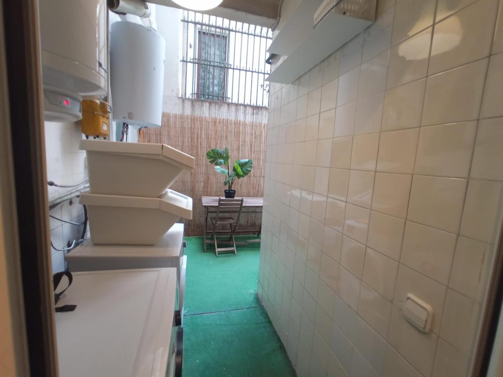 Private Rooms On Tamarit Street Барселона Экстерьер фото