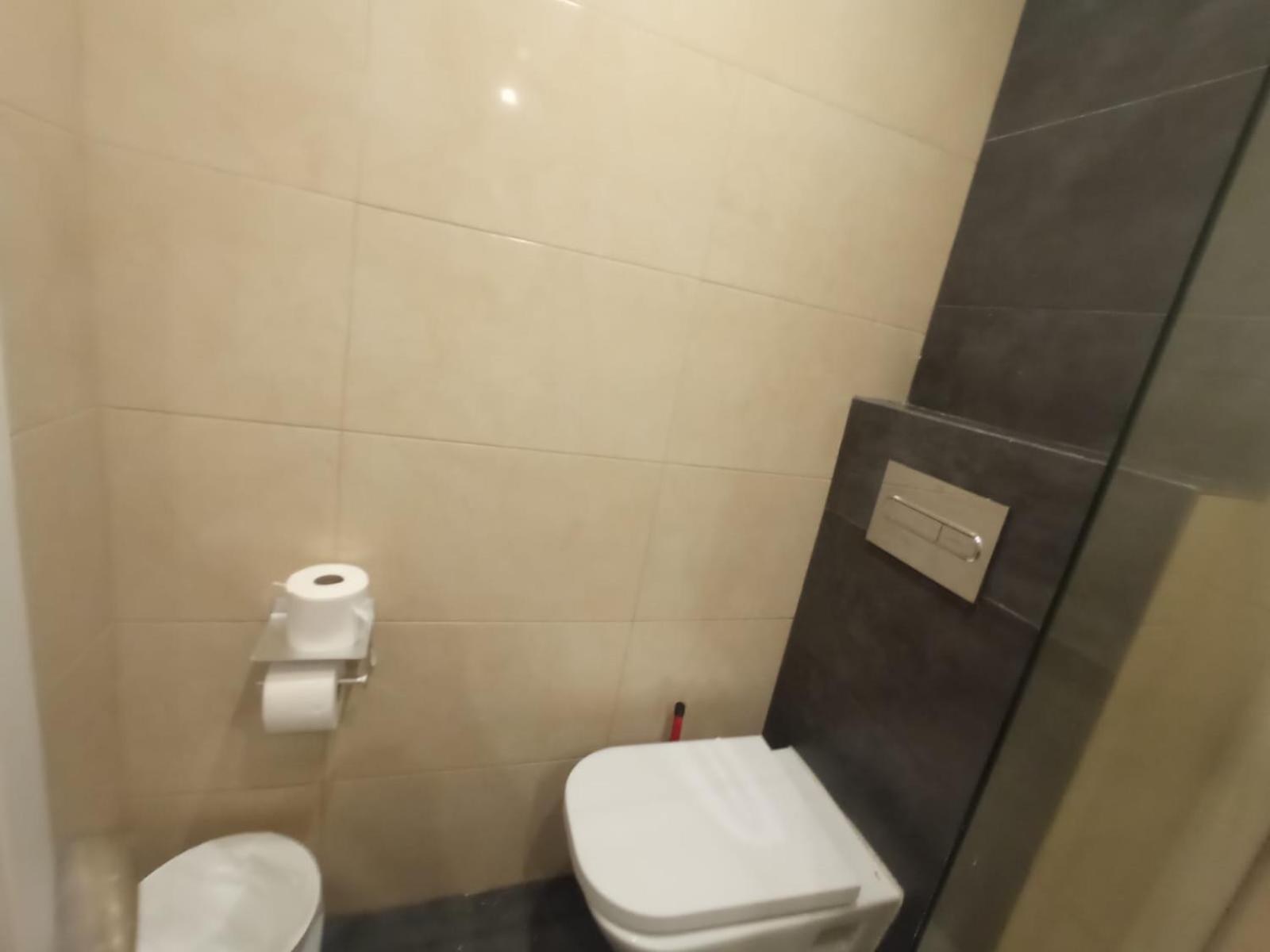 Private Rooms On Tamarit Street Барселона Экстерьер фото