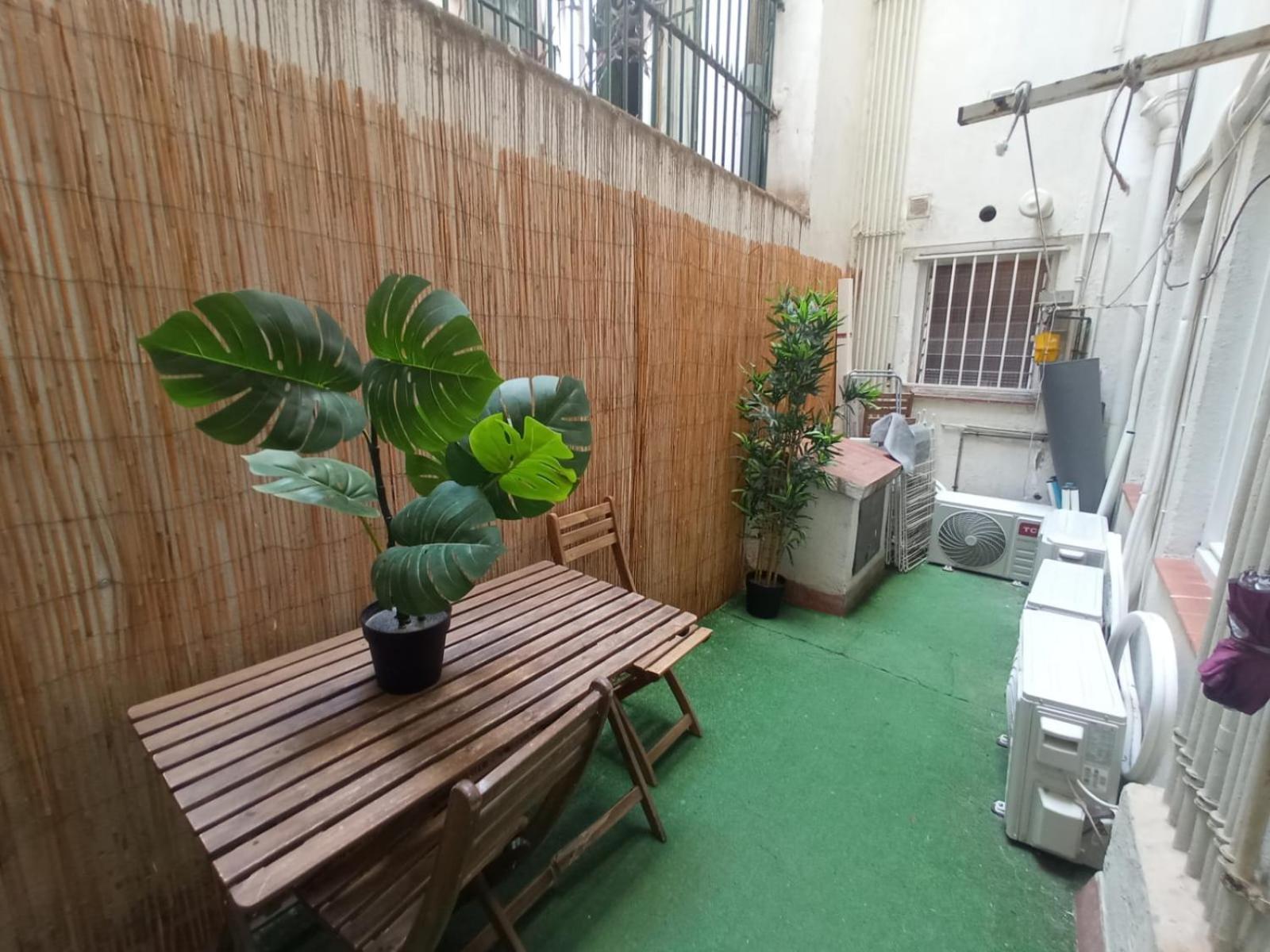 Private Rooms On Tamarit Street Барселона Экстерьер фото