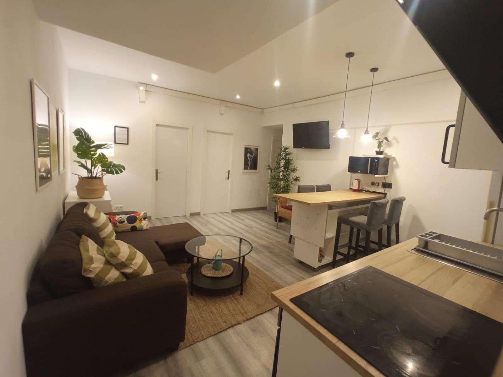 Private Rooms On Tamarit Street Барселона Экстерьер фото