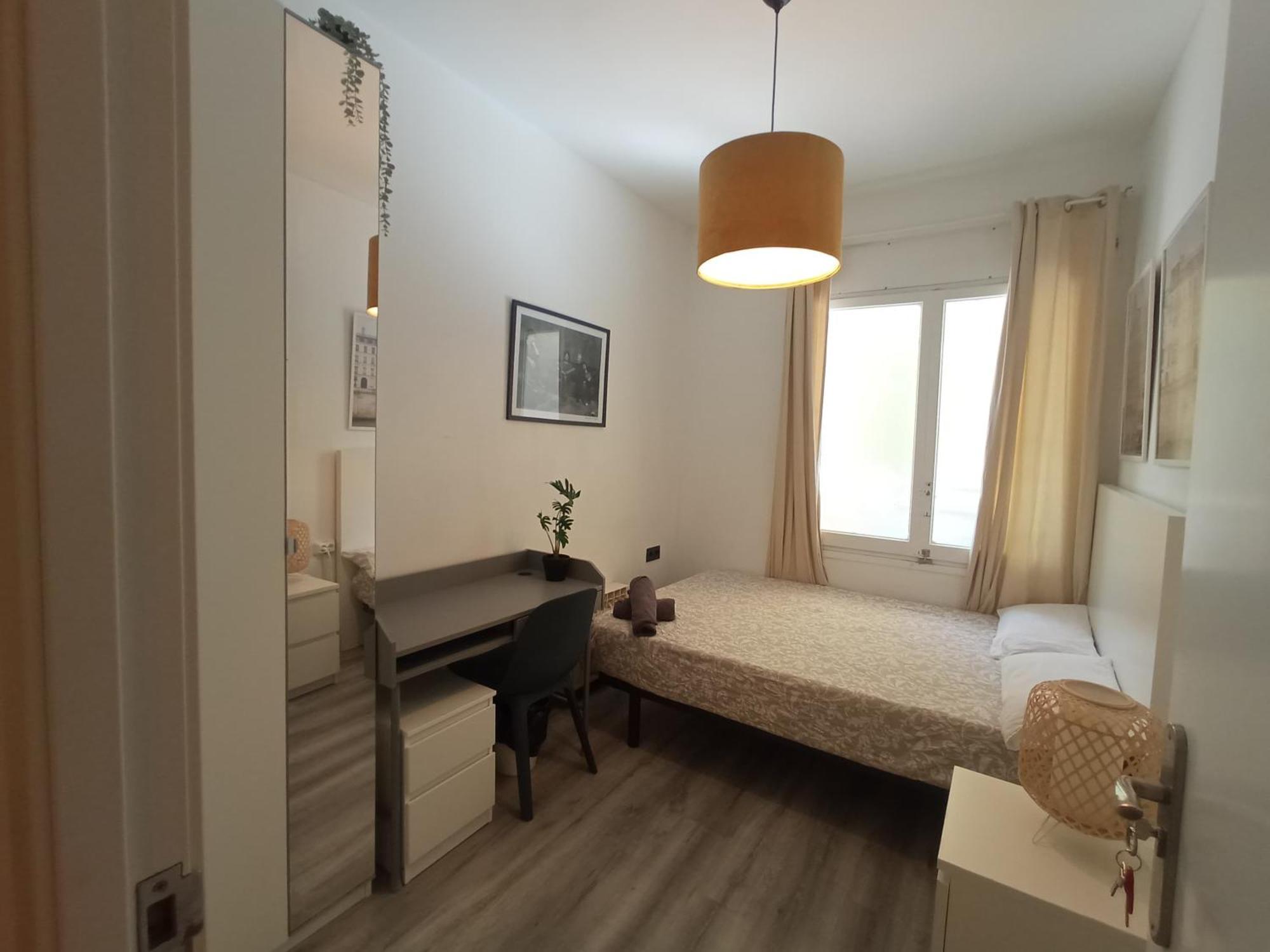 Private Rooms On Tamarit Street Барселона Экстерьер фото